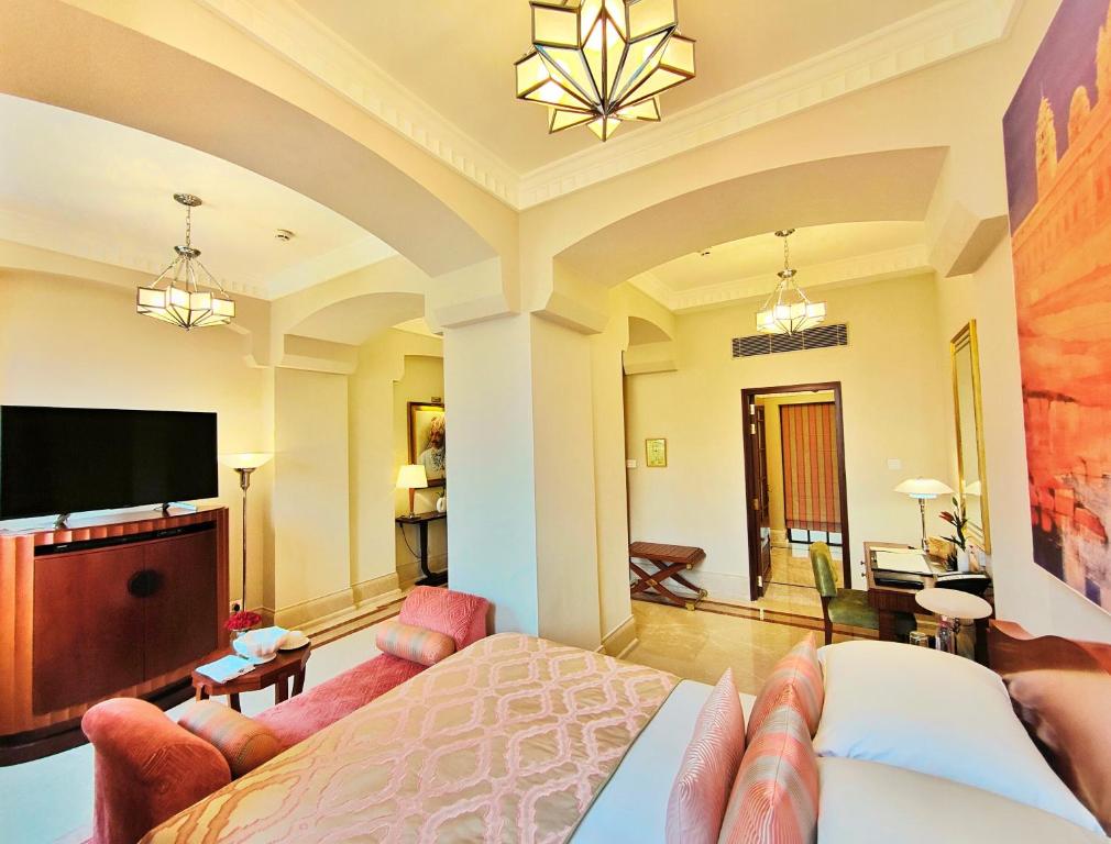 TV a/nebo společenská místnost v ubytování Umaid Bhawan Palace Jodhpur