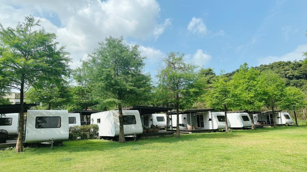 a group of camels parked in a field at 天ㄟ露營車 in Dongshan