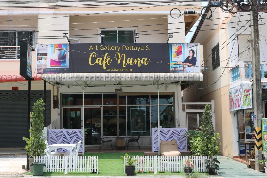 een gebouw met een bord dat palepa en catma in de kunstgalerie leest bij Cafe Nana Hotel in Nong Prue