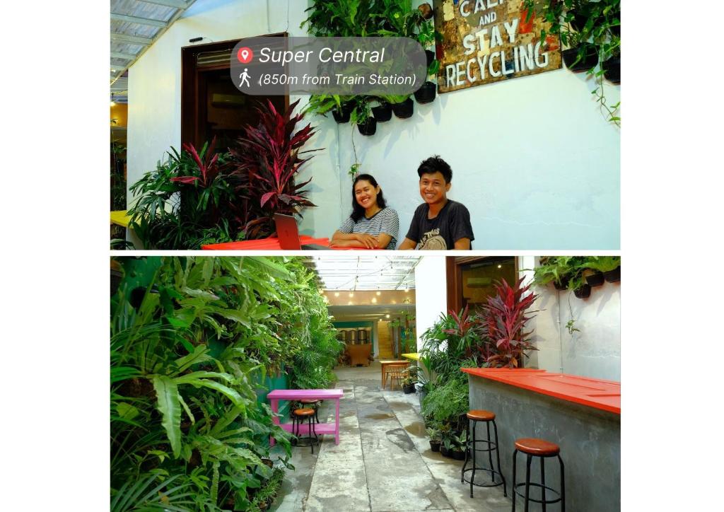 due persone sedute di fronte a un ristorante con piante di Snooze Malang a Malang