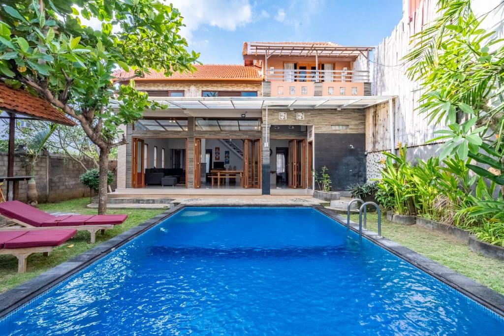 努沙杜瓦的住宿－Villa Padma by Best Deals Asia Hospitality，房屋前游泳池的图像