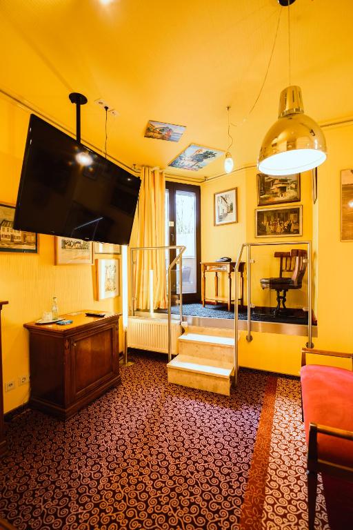 TV a/nebo společenská místnost v ubytování Design Hotel Euskirchen