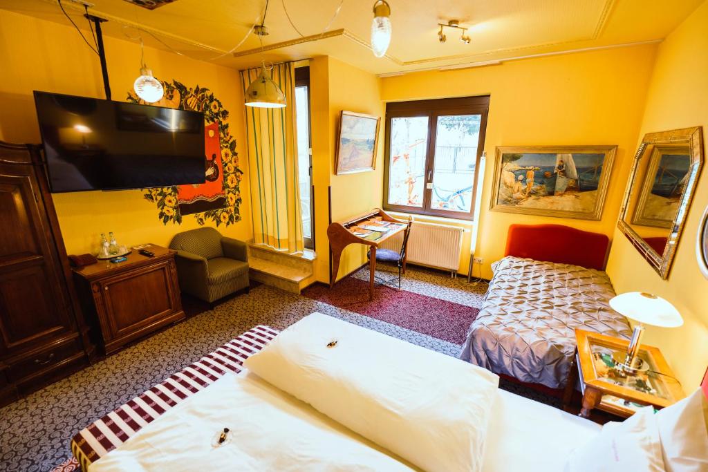 TV a/nebo společenská místnost v ubytování Design Hotel Euskirchen
