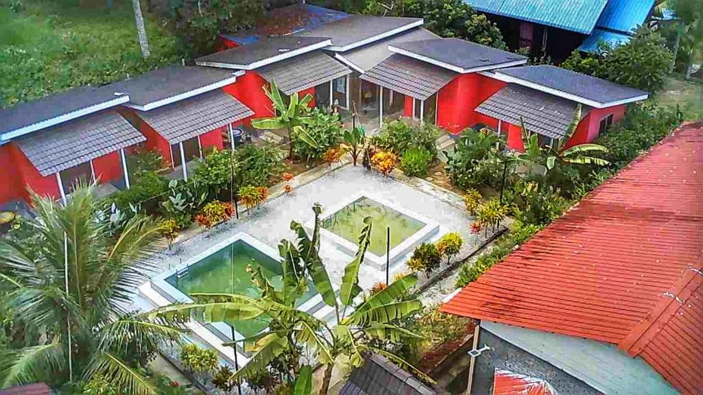 una vista aérea de una casa con piscina en CHALET MERAH MERIAM, YAN KEDAH, en Yan