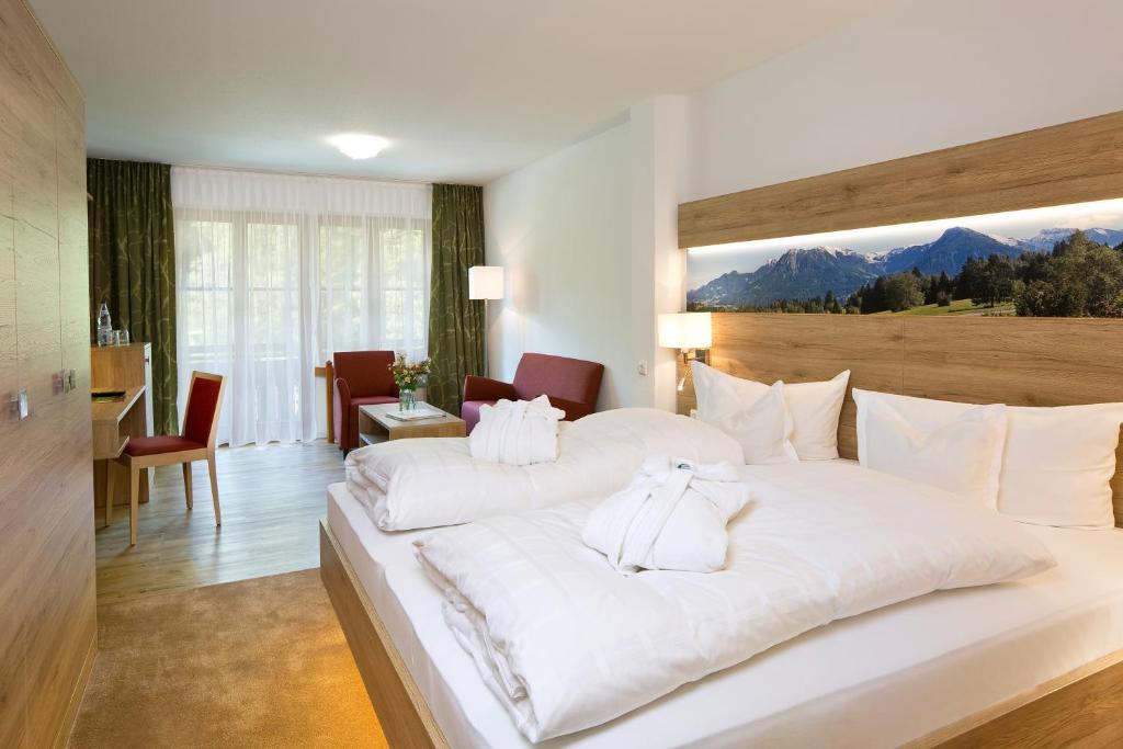 Postel nebo postele na pokoji v ubytování Ringhotel Nebelhornblick