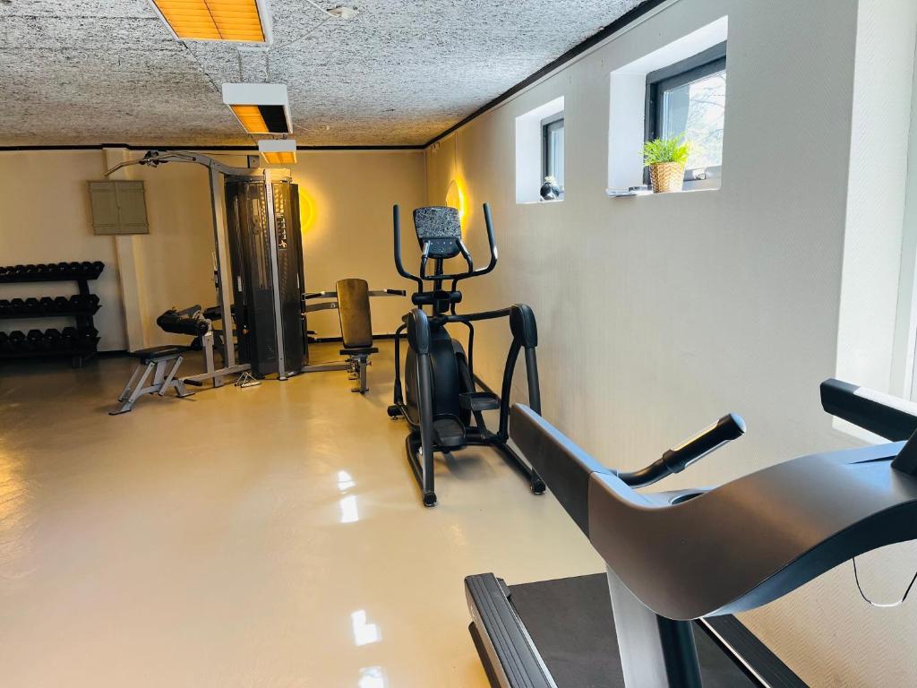 Fitness centrum a/nebo fitness zařízení v ubytování Hotel Småland