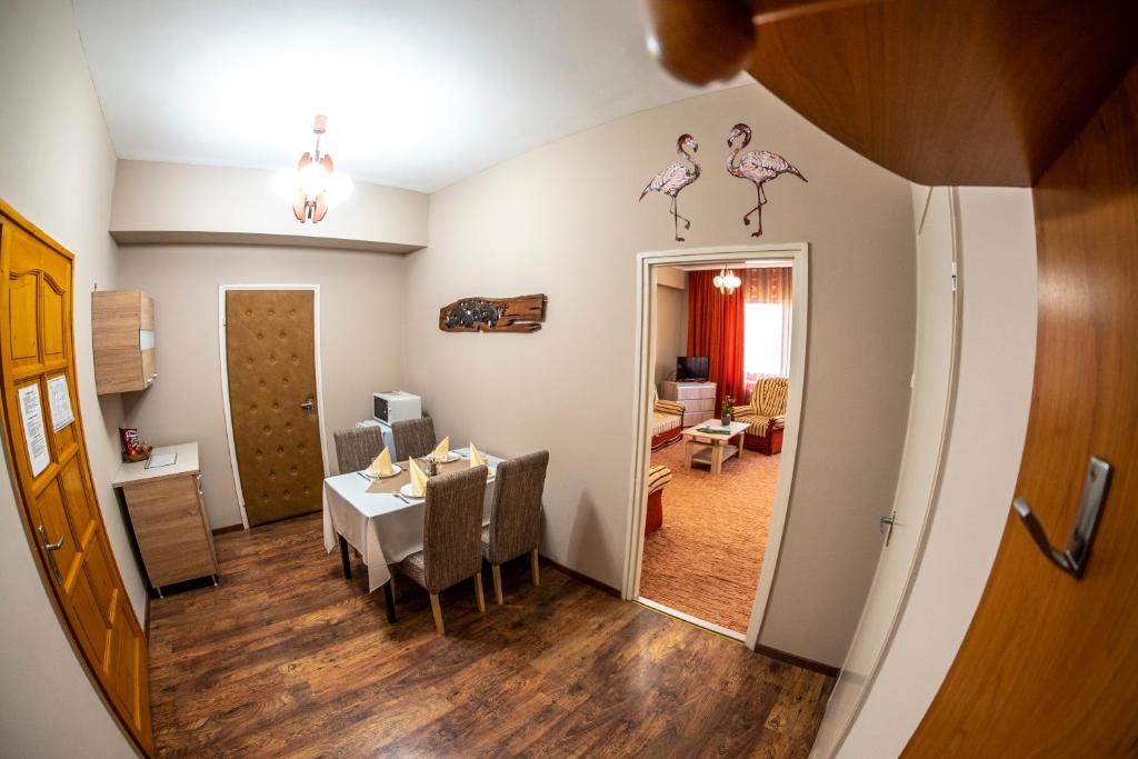 Zdjęcie z galerii obiektu Hotel Dzsungel w Nyíregyházie