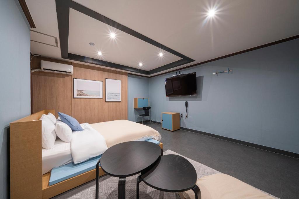 TV a/nebo společenská místnost v ubytování Shourin Hotel Daejeon by Aank