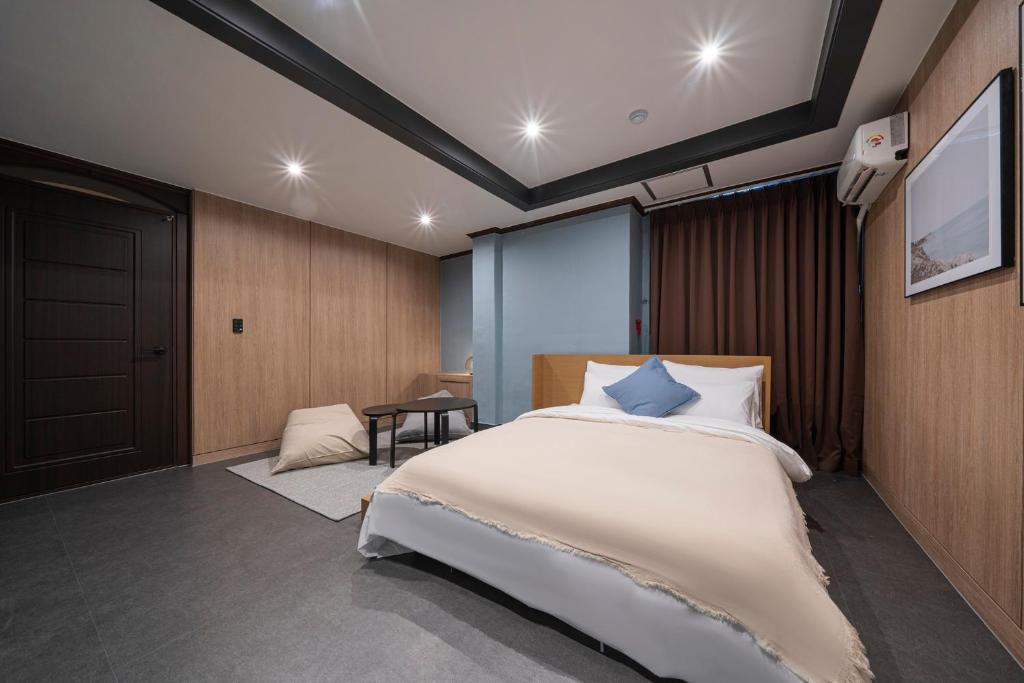 Postel nebo postele na pokoji v ubytování Shourin Hotel Daejeon by Aank