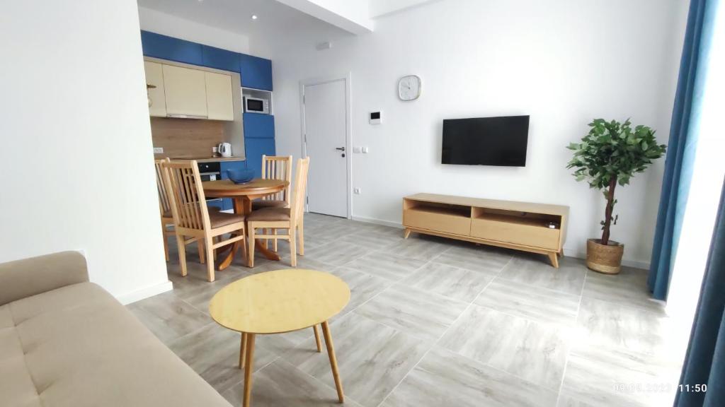 Μια τηλεόραση ή/και κέντρο ψυχαγωγίας στο Apartments LORA Susanj