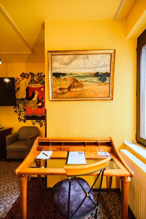 TV a/nebo společenská místnost v ubytování Design Hotel Euskirchen