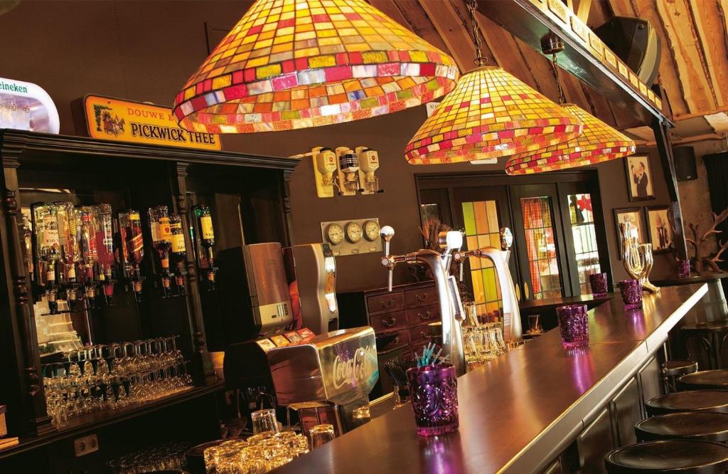 Lounge nebo bar v ubytování Forest Family 6 persoons op 5 sterren park