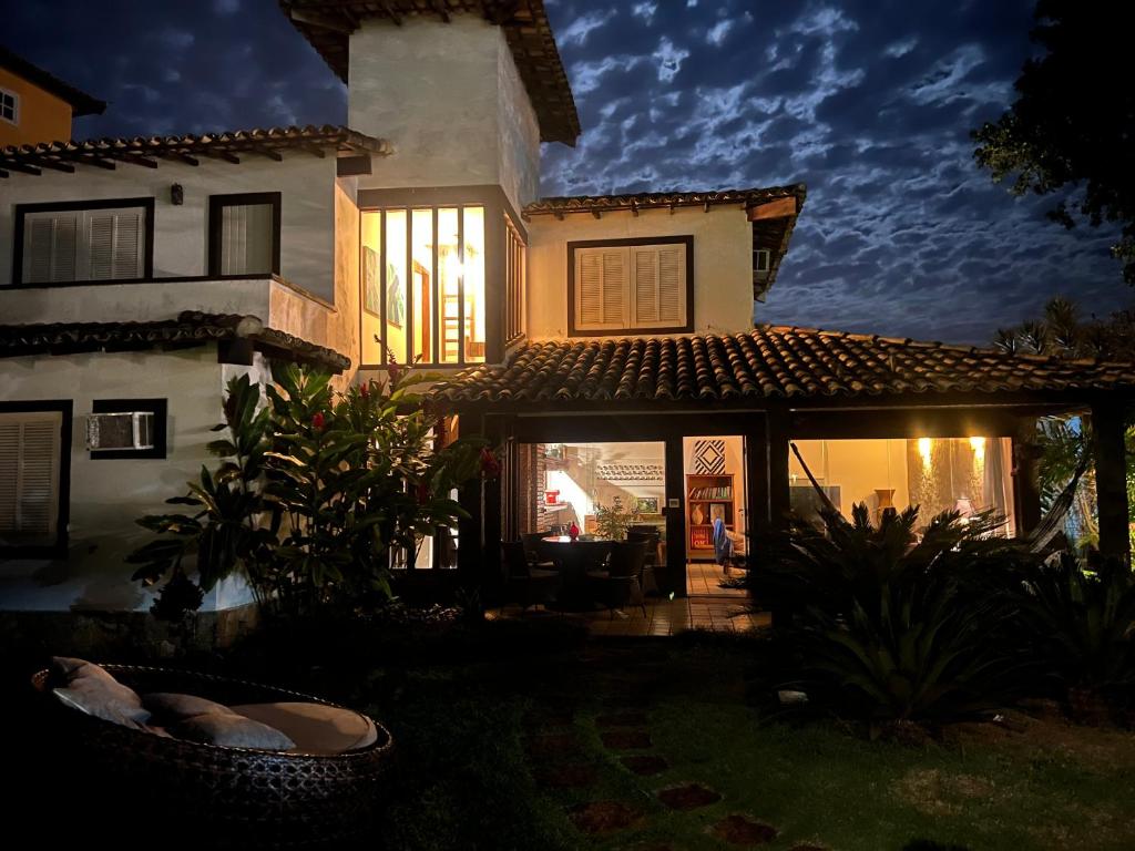 una casa por la noche con las luces encendidas en Casa em geribá, en Búzios