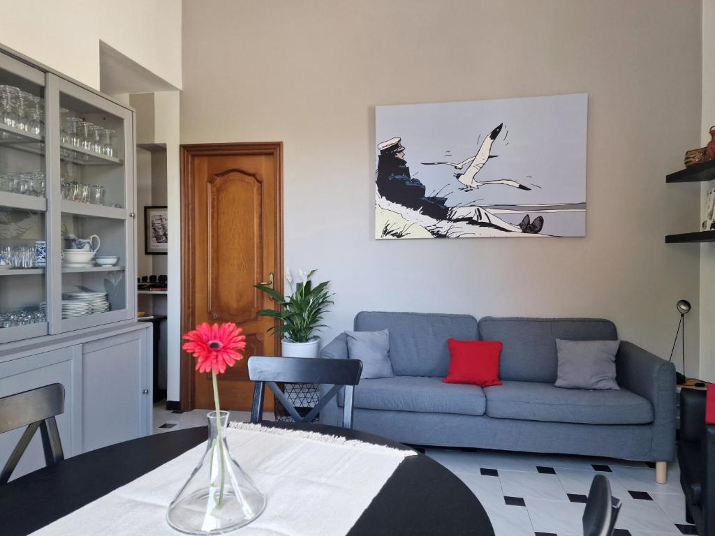 ein Wohnzimmer mit einem blauen Sofa und Vögeln in der Unterkunft Oltremare in Camogli