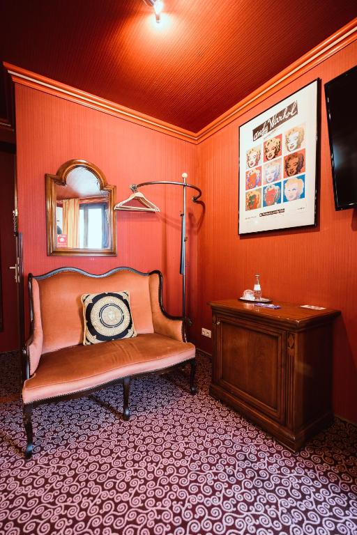 TV a/nebo společenská místnost v ubytování Design Hotel Euskirchen