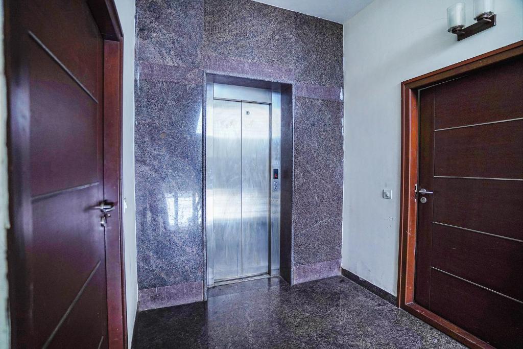 Fotografie z fotogalerie ubytování FabHotel Home Tree Service Apartment - Nr Anna Tower v destinaci Čennaí