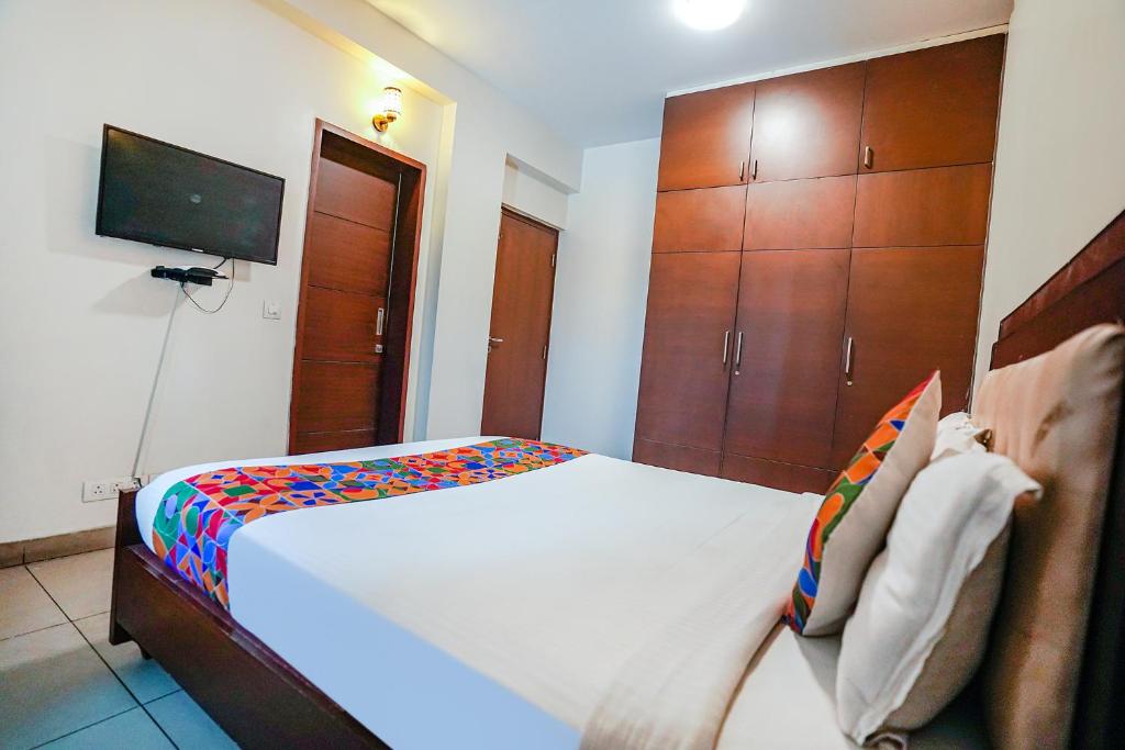 Postel nebo postele na pokoji v ubytování FabHotel Home Tree Service Apartment - Nr Anna Tower