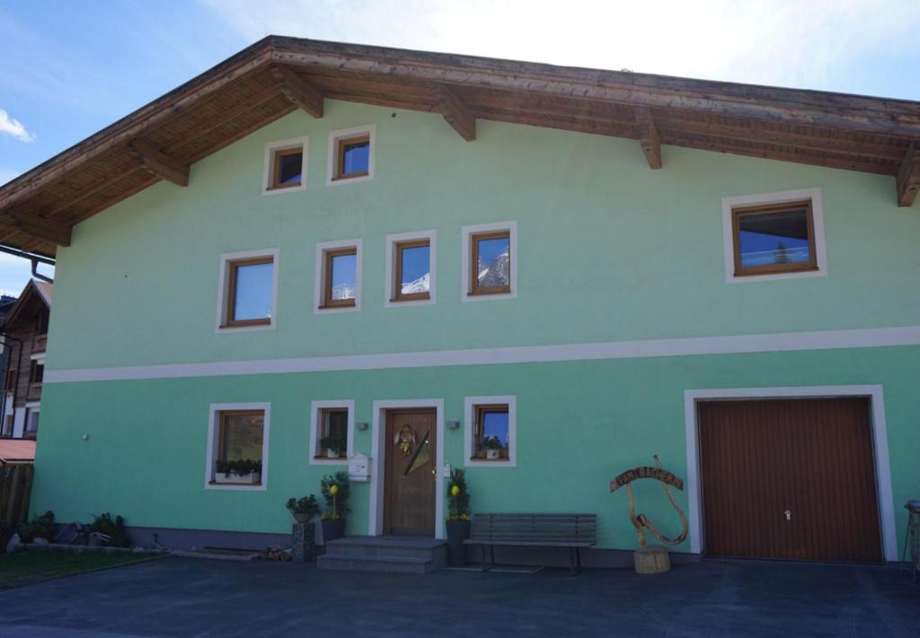 niebiesko-biały dom z garażem w obiekcie Haus Bacher Leogang w mieście Leogang