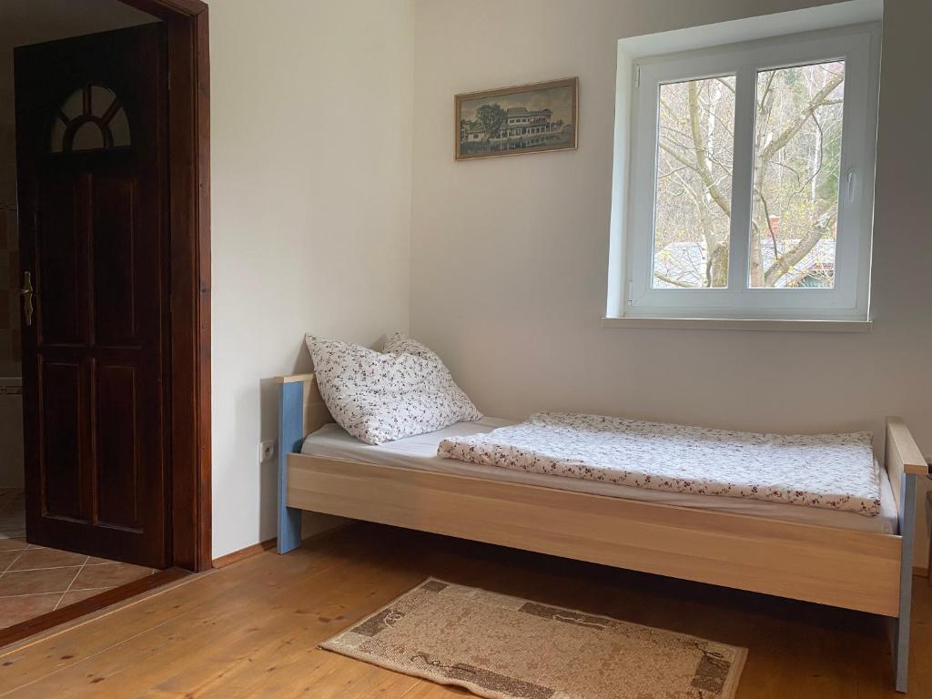 Postel nebo postele na pokoji v ubytování CHALUPA NAD POTOKEM