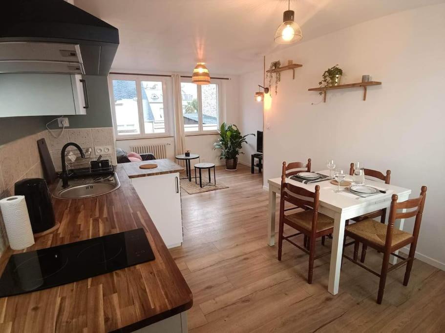uma cozinha e sala de estar com mesa e cadeiras em Appart lumineux en centre-ville em Cherbourg en Cotentin