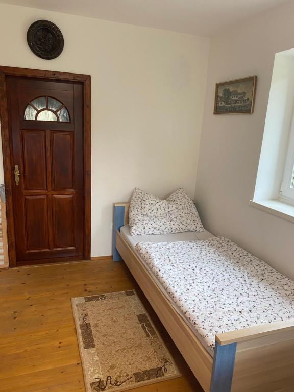 Postel nebo postele na pokoji v ubytování CHALUPA NAD POTOKEM