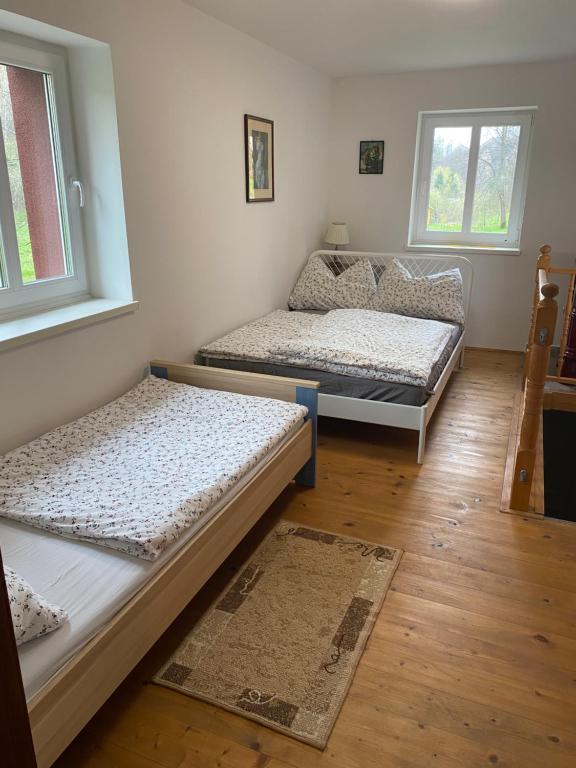 Postel nebo postele na pokoji v ubytování CHALUPA NAD POTOKEM