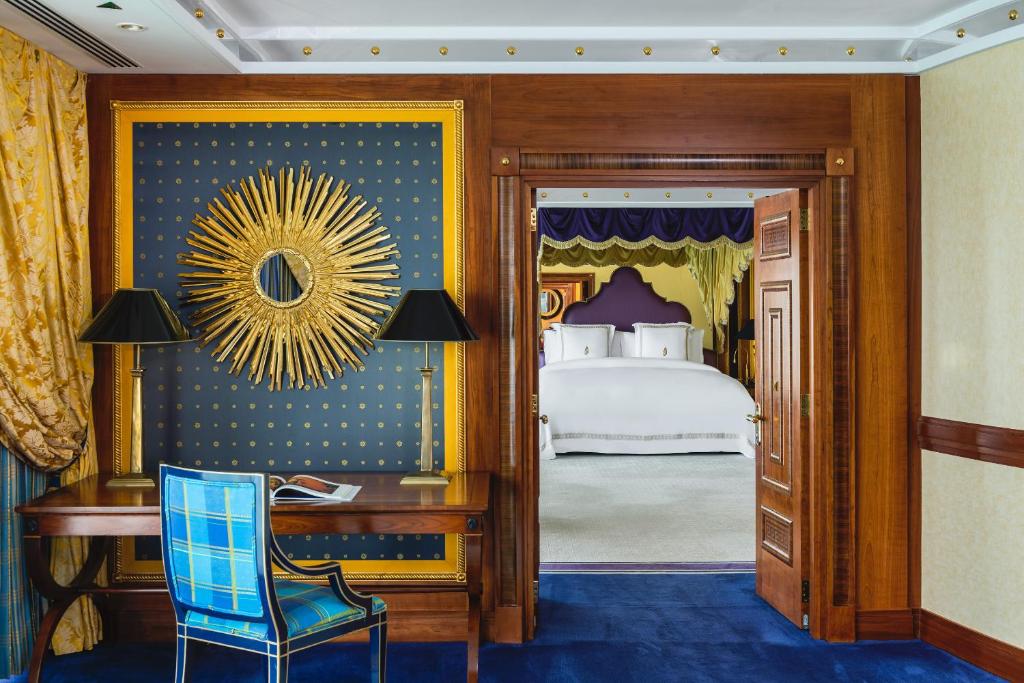 Postel nebo postele na pokoji v ubytování Jumeirah Burj Al Arab Dubai