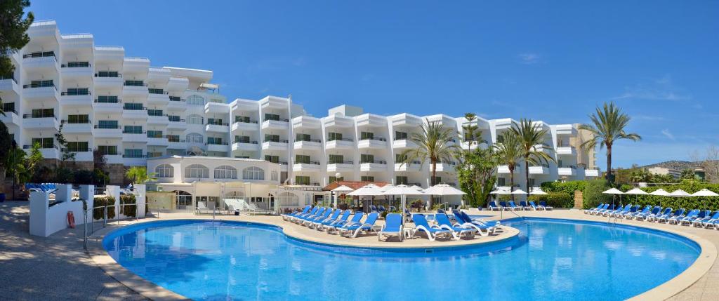 Bazén v ubytovaní Sol Lunamar Palmanova Apartamentos - Adults Only alebo v jeho blízkosti