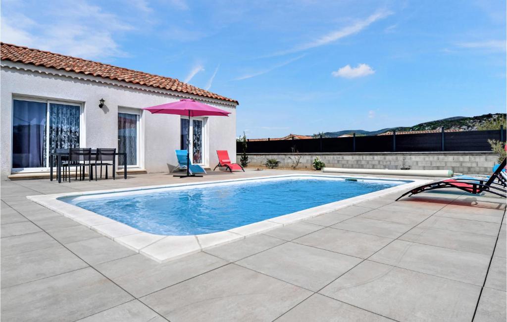 einen Pool mit Terrasse und ein Haus in der Unterkunft Awesome Home In Vallon Pont Darc With Outdoor Swimming Pool in Vallon-Pont-dʼArc
