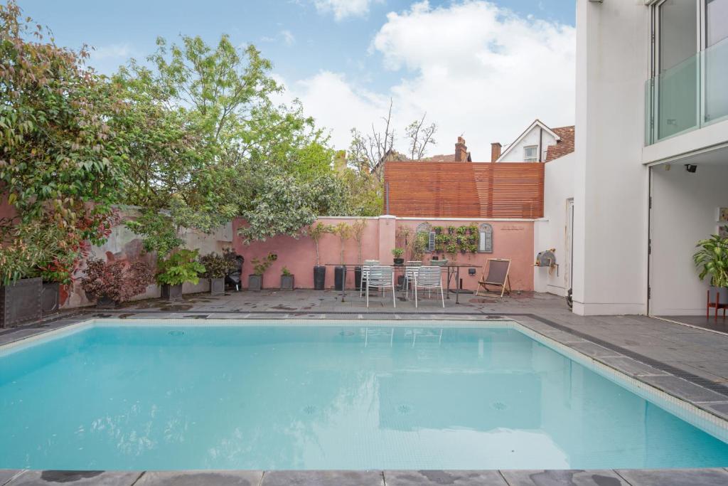 Studio for 3 with a private balcony in a Cubic house with outside pool