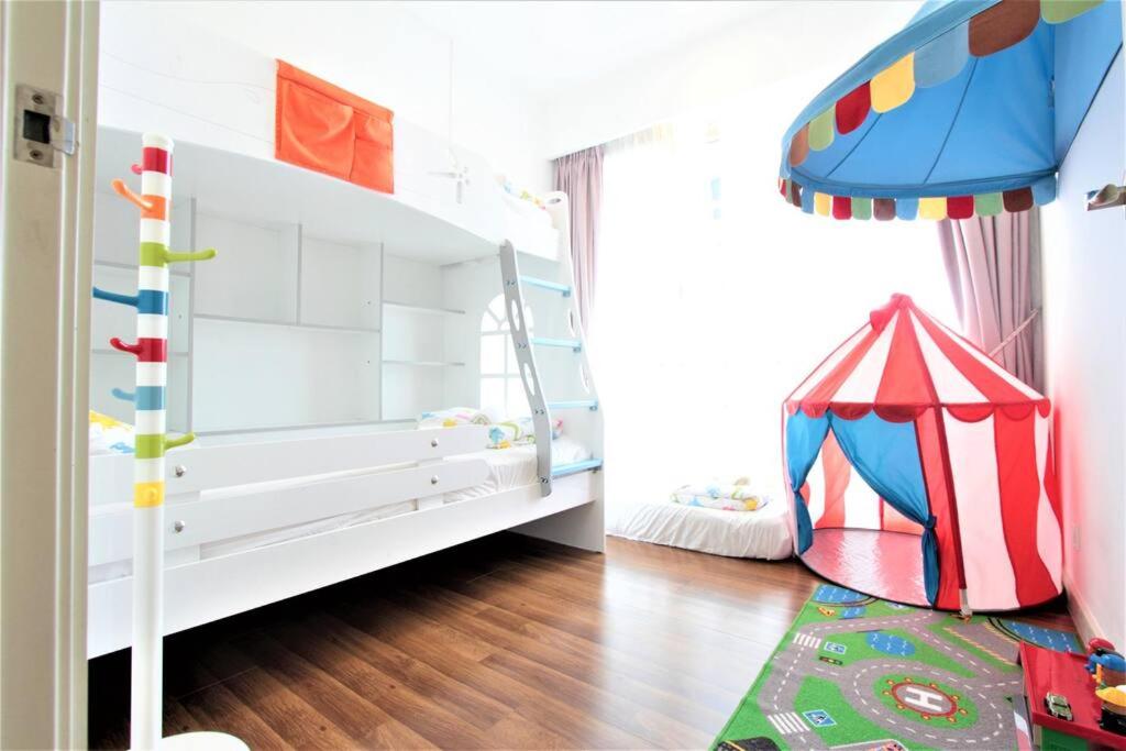 Postel nebo postele na pokoji v ubytování Afiniti Residensi Legoland Medini
