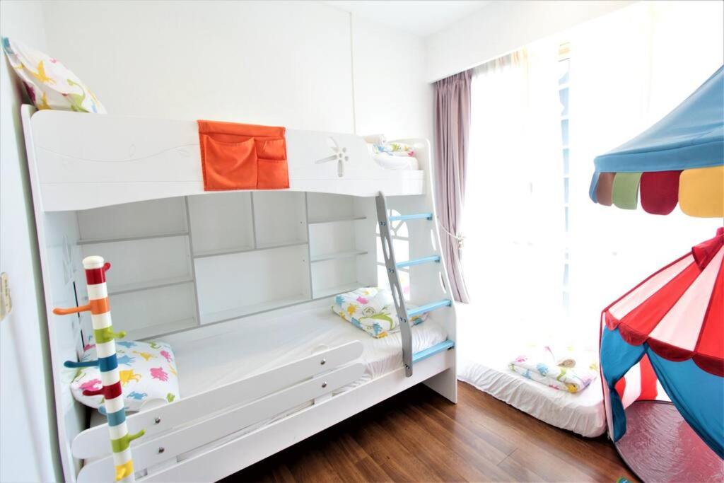 Postel nebo postele na pokoji v ubytování Afiniti Residensi Legoland Medini
