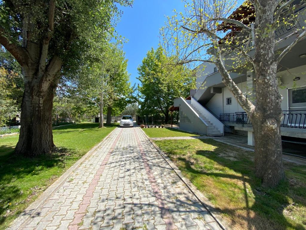 a brick road in front of a house at Villa Maria in Ofrínion
