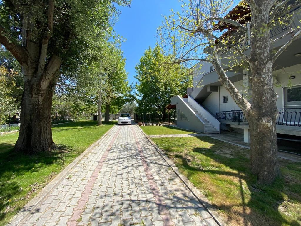 un camino de ladrillo frente a una casa en Villa Maria, en Ofrinion