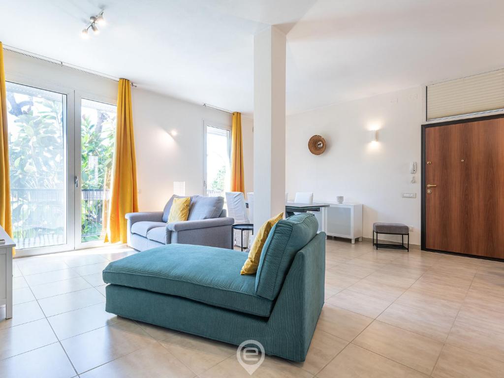 - un salon avec un canapé et une chaise dans l'établissement La Palma Chic Apartment, à Cagliari