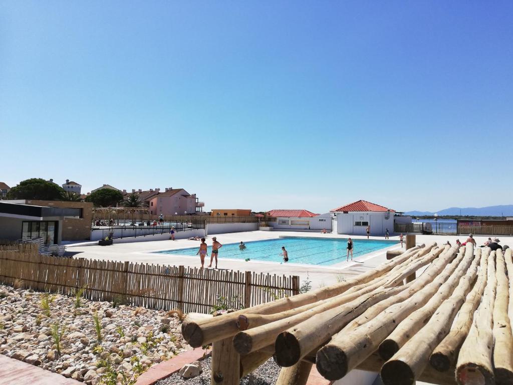 สระว่ายน้ำที่อยู่ใกล้ ๆ หรือใน La Coudalère avec PISCINE OUVERTE - Vue magnifique sur le Canigou - Parking Gratuit - Check-in Automatisé - Aire de jeux pour enfants-au bord du lac- Animations Juillet et Août