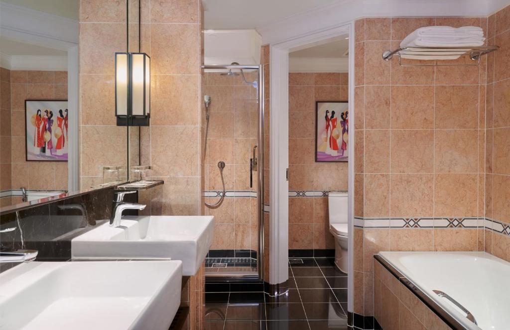 Club lounge access, Larger Suite, 1 King