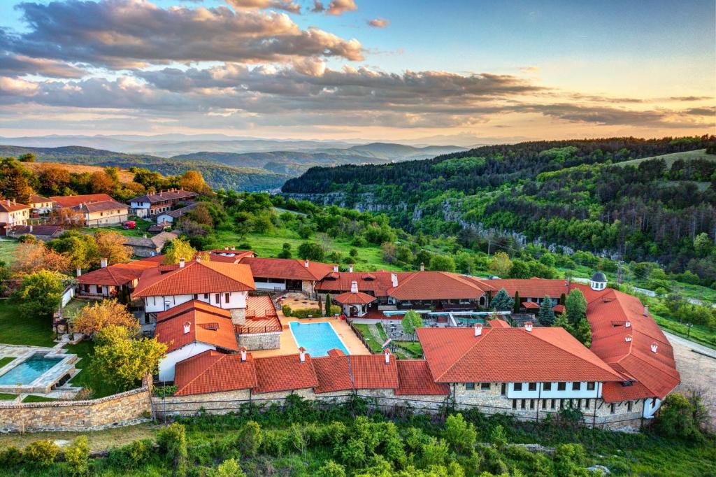 z góry widok na dom z basenem w obiekcie Rachev Hotel Residence w mieście Arbanasi