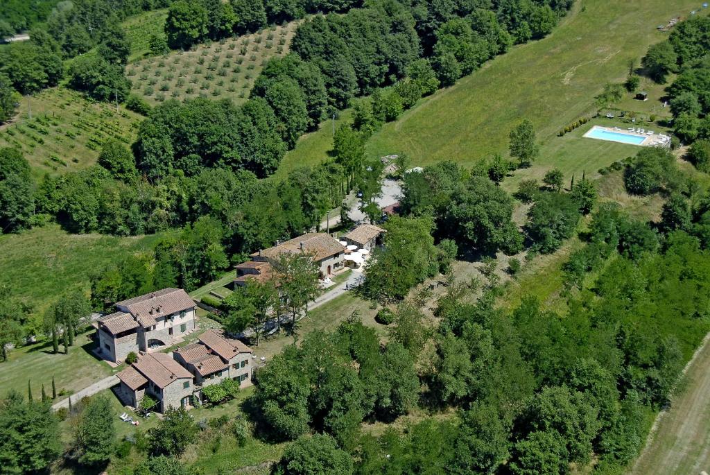 una vista aerea di una casa su una collina di Agriturismo I Gergoni a Monteleone dʼOrvieto