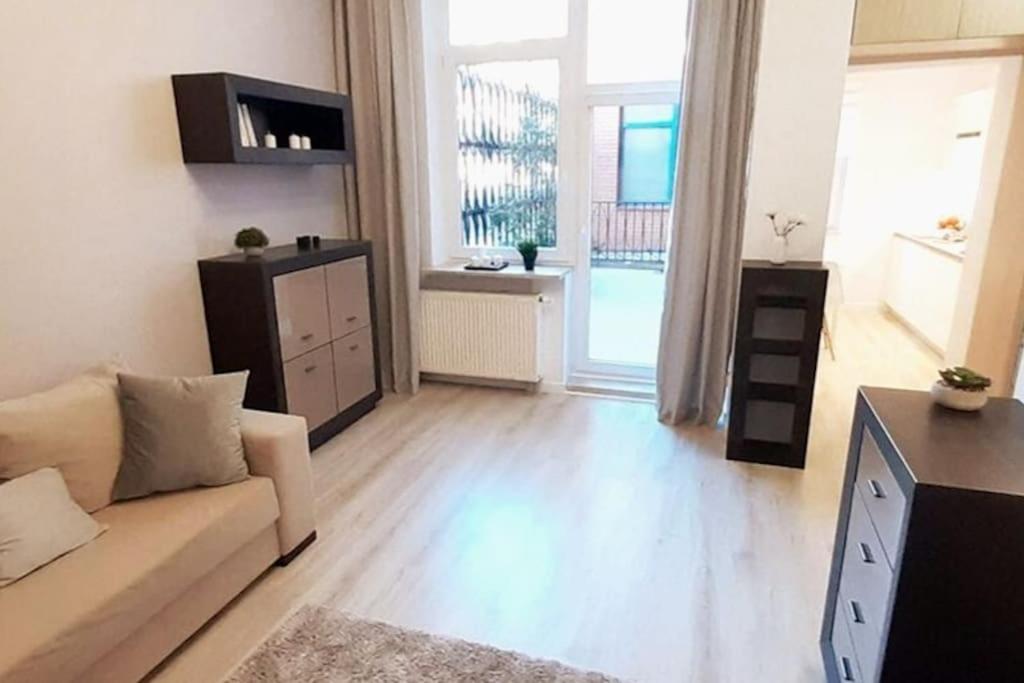 Μια τηλεόραση ή/και κέντρο ψυχαγωγίας στο Rondo ONZ Metro, Krochmalna 32A Street