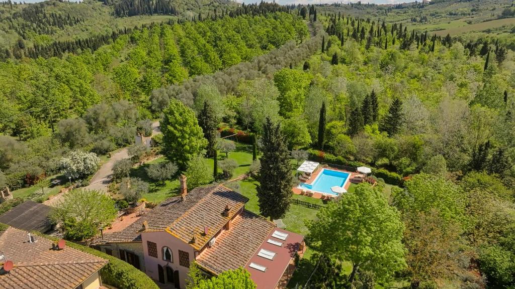 une vue aérienne d'une maison avec piscine dans l'établissement VILLA GINO 8&2, Emma Villas, à Empoli