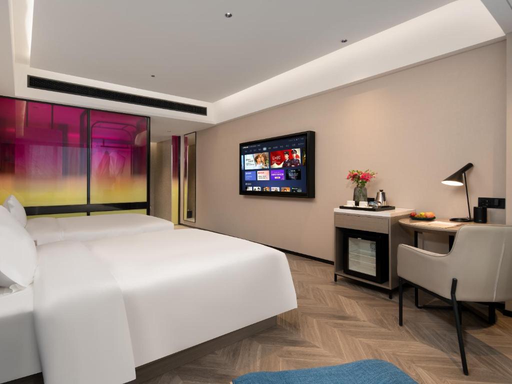TV a/nebo společenská místnost v ubytování Echarm PLUS International Hotel Zhujiang New Town Wuyangcun Metro Station - Free Deliver Service to Canton Fair Complex During Canton Fair Period