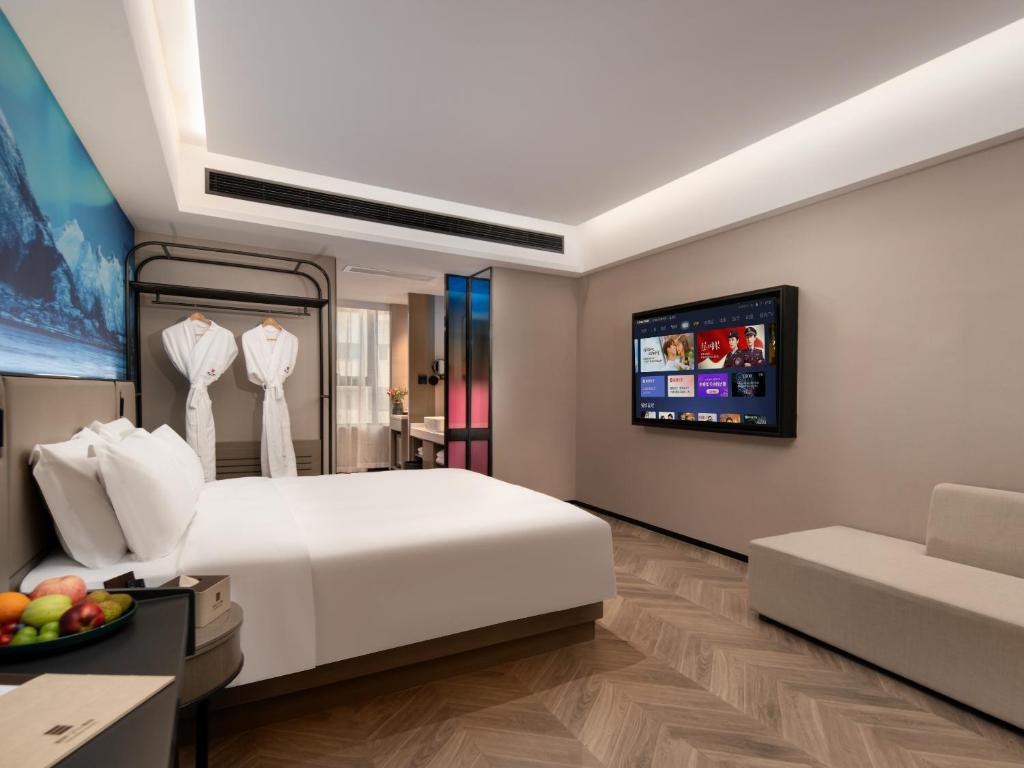 TV a/nebo společenská místnost v ubytování Echarm PLUS International Hotel Zhujiang New Town Wuyangcun Metro Station - Free Deliver Service to Canton Fair Complex During Canton Fair Period