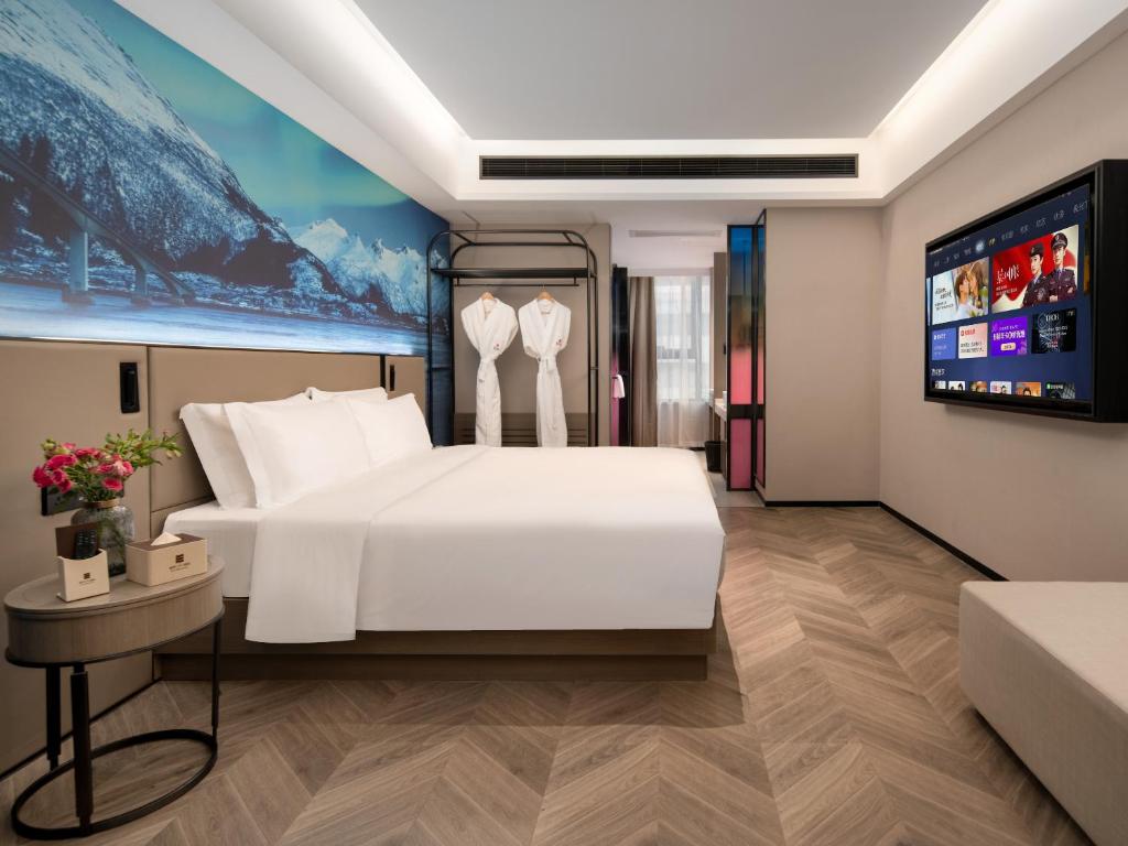 Postel nebo postele na pokoji v ubytování Echarm PLUS International Hotel Zhujiang New Town Wuyangcun Metro Station - Free Deliver Service to Canton Fair Complex During Canton Fair Period