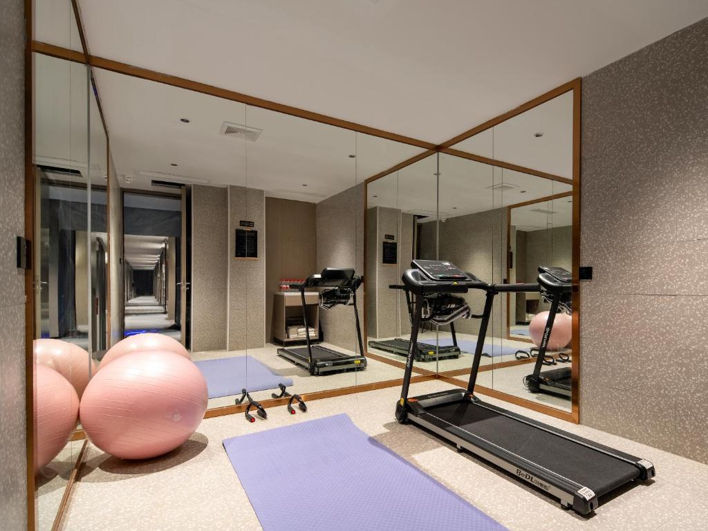 Fitness centrum a/nebo fitness zařízení v ubytování Echarm PLUS International Hotel Zhujiang New Town Wuyangcun Metro Station - Free Deliver Service to Canton Fair Complex During Canton Fair Period