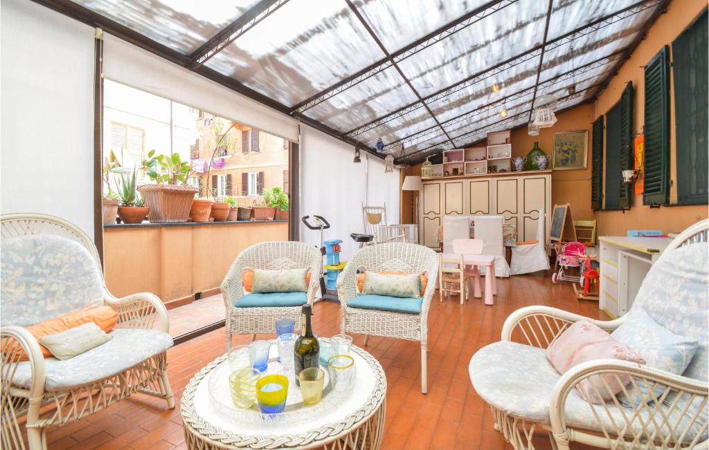 Seating area sa Stunning Apartment In Genova Sestri Ponente With Kitchen