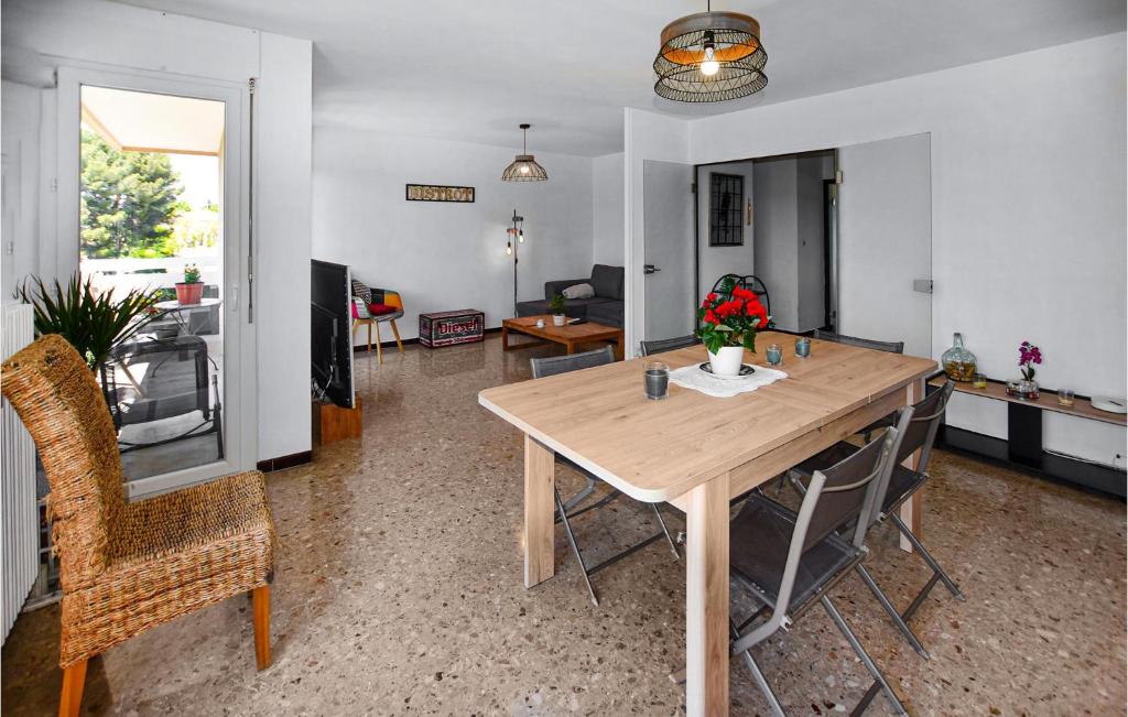 Posezení v ubytování Nice Apartment In Carpentras With Wifi