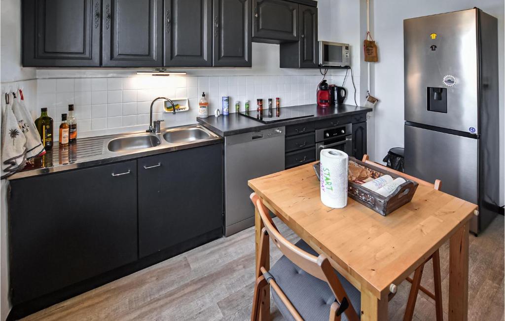 Kuchyň nebo kuchyňský kout v ubytování Nice Apartment In Carpentras With Wifi