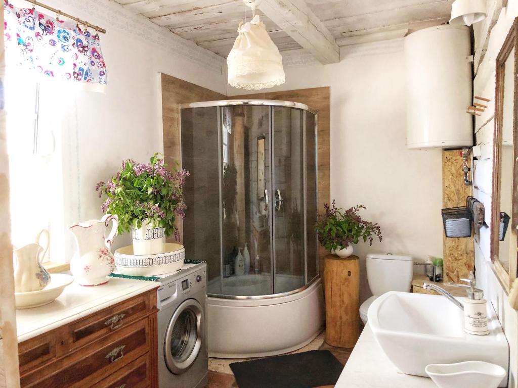 La salle de bains est pourvue d'une douche, d'un lavabo et d'un lave-linge. dans l'établissement Magiczne Podlasie, 