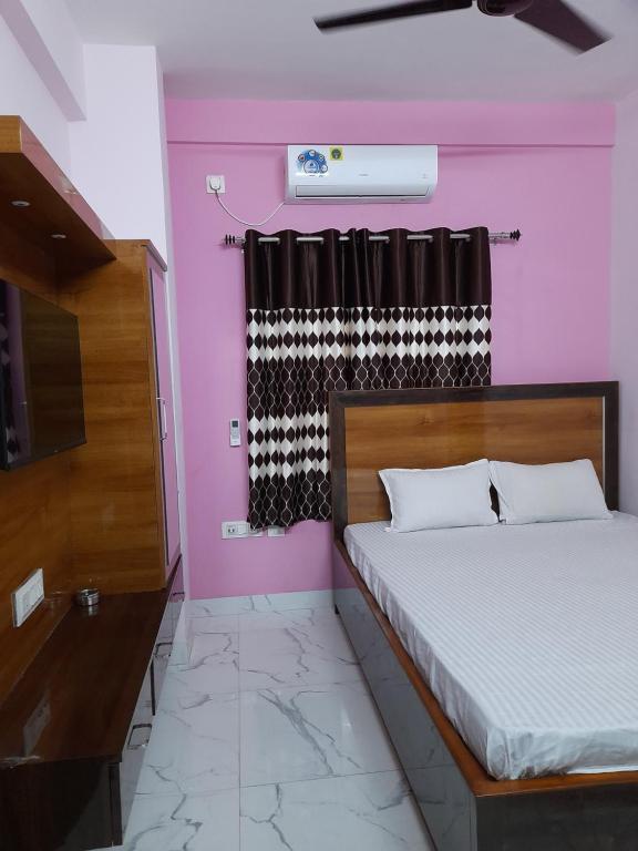 Postel nebo postele na pokoji v ubytování Garden Guest House 250m from VFS Global & Rene Tower , acropolis mall